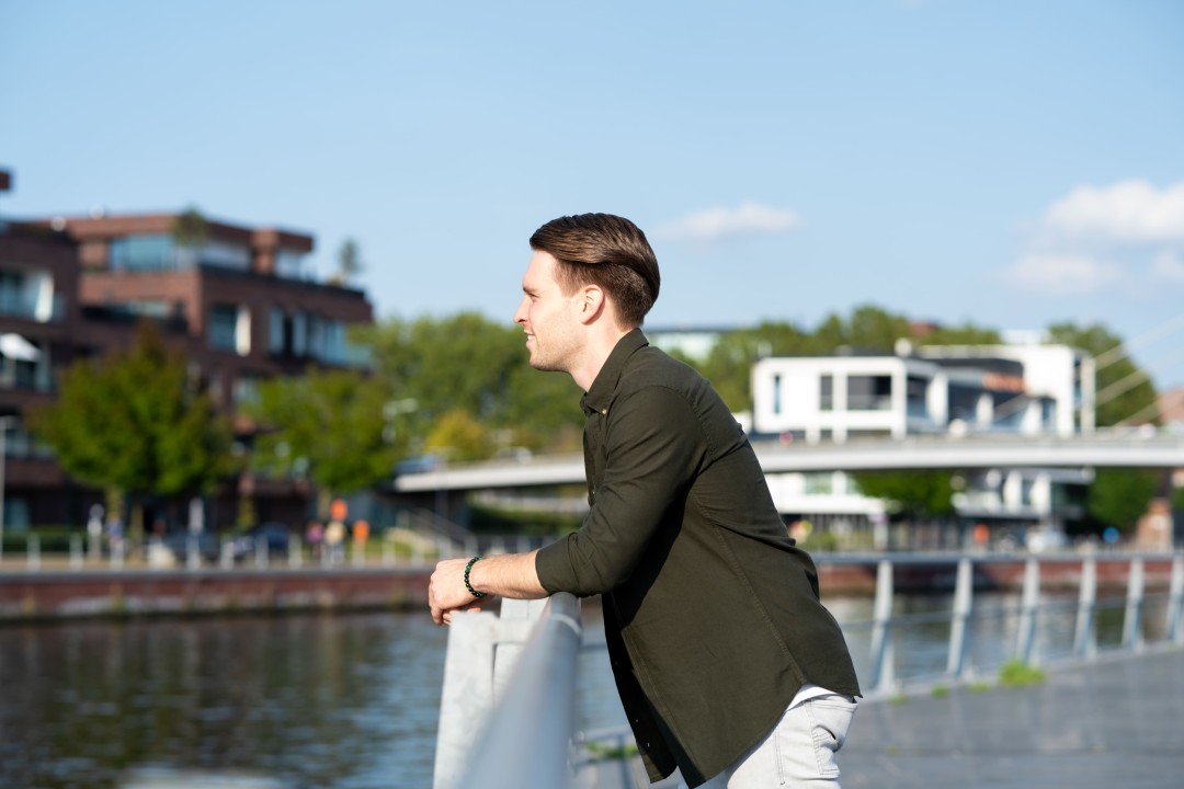 Liking Everything, Feeling Nothing: The Social Scroll Paradox